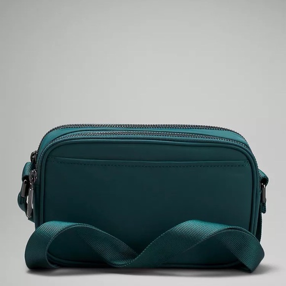 NWT Lululemon Crossbody Camera Bag 2L - Picture 3 of 4